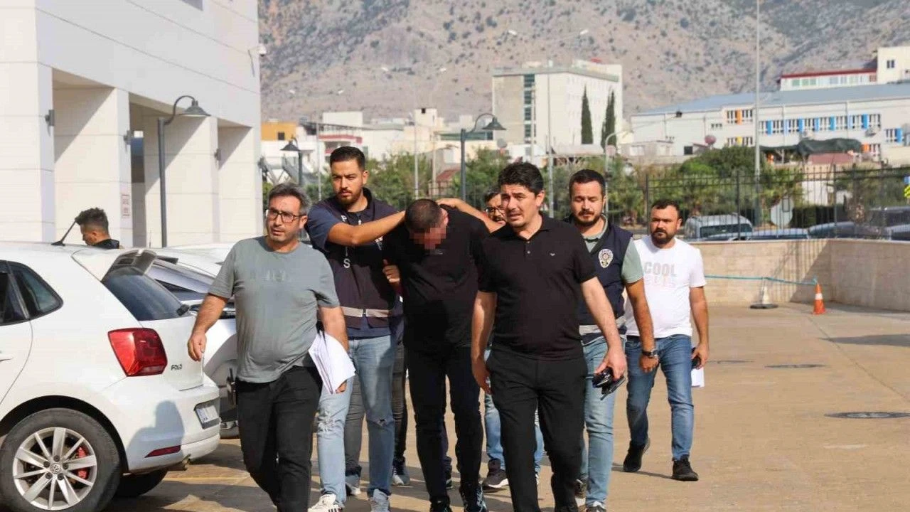 Adana Kozan’da Oto Galeriye Silahlı Saldırı: Şans Eseri Can Kaybı Yaşanmadı