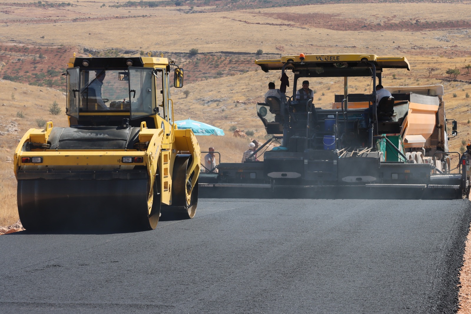 BÜYÜKŞEHİR, HALFETİ-BOZOVA ARASINDAKİ 39 KM’LİK GRUP YOLUNDA ASFALT SERİMİNE BAŞLADI