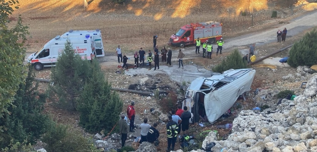 DEHŞET YOLCULUK: TARIM İŞÇİLERİNİ TAŞIYAN MİNİBÜS ŞARAMPOLE UÇTU – 5 ÖLÜ, 14 YARALI