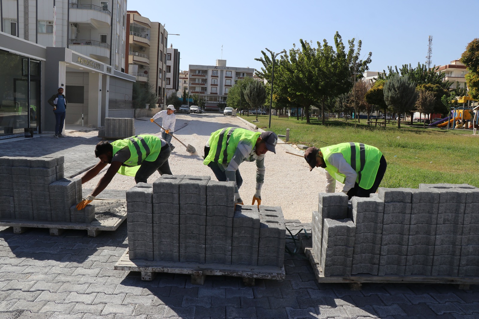 Haliliye Belediyesi, 14 ekiple yol atağını sürdürüyor
