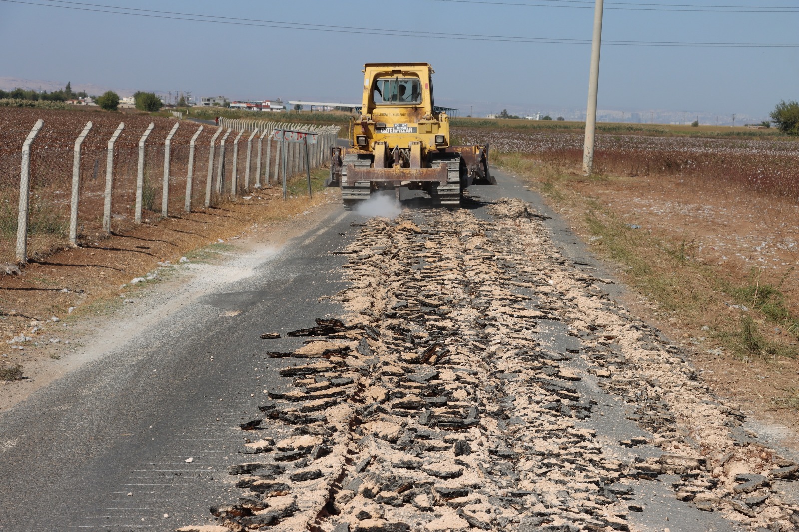 BÜYÜKŞEHİR BELEDİYESİ, YARDIMCI-KISAS YOLUNU SICAK ASFALT YAPIYOR 