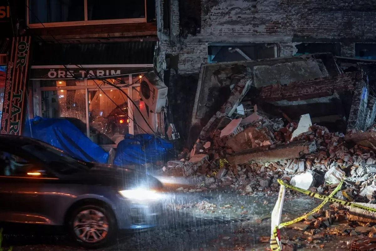 BALIKESİR BEŞİK GİBİ SALLANDI! 6.1’LİK DEPREMİN ARDINDAN 100’DEN FAZLA ARTÇI PANİK YARATTI