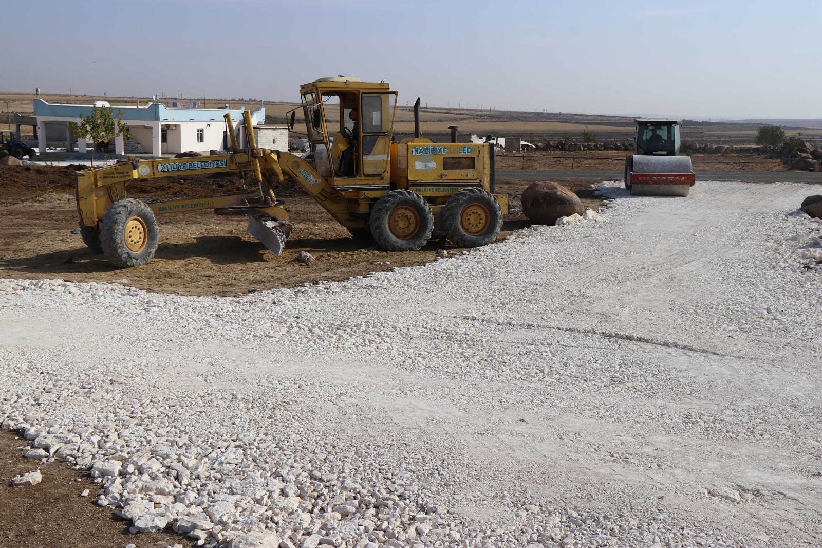 HALİLİYE BELEDİYESİ, KIRSAL MAHALLELERDE ULAŞIM KONFORUNU ARTIRIYOR