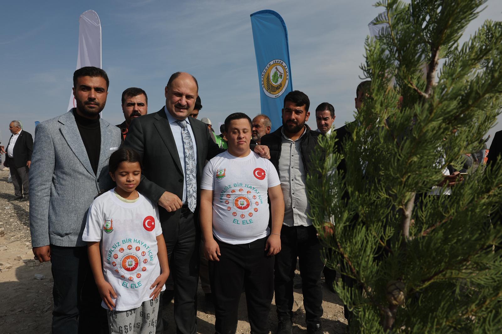 BAŞKAN GÜLPINAR, “MİLLİ AĞAÇLANDIRMA GÜNÜ”NDE FİDAN DİKTİ