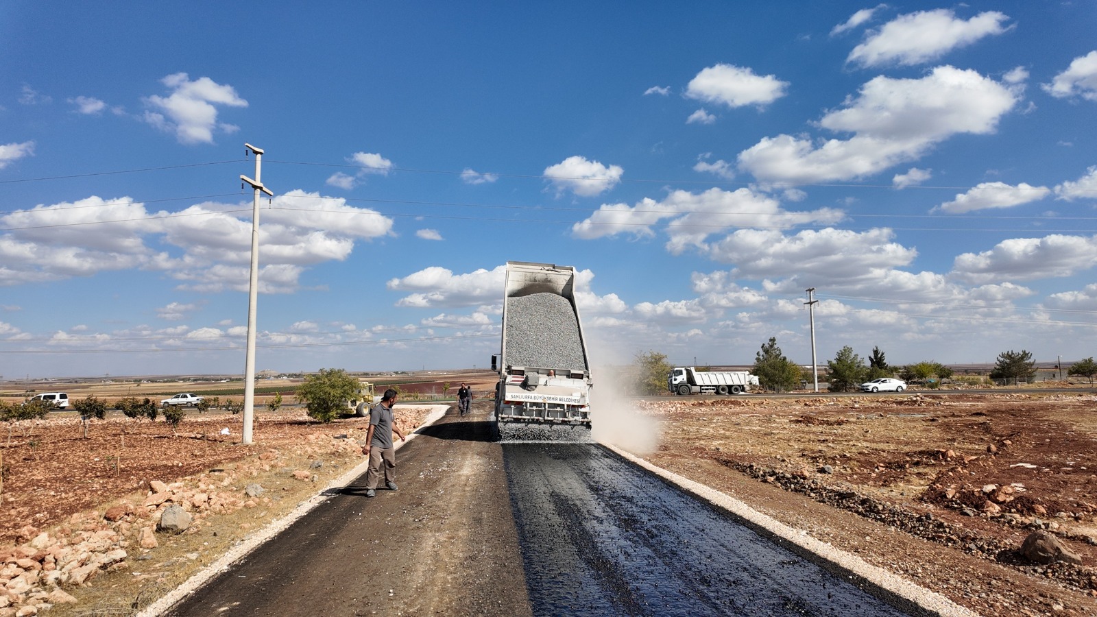 BÜYÜKŞEHİR, HİLVAN’DA 5 KİLOMETRELİK YOLUN SATHİ ASFALT ÇALIŞMALARINI TAMAMLADI