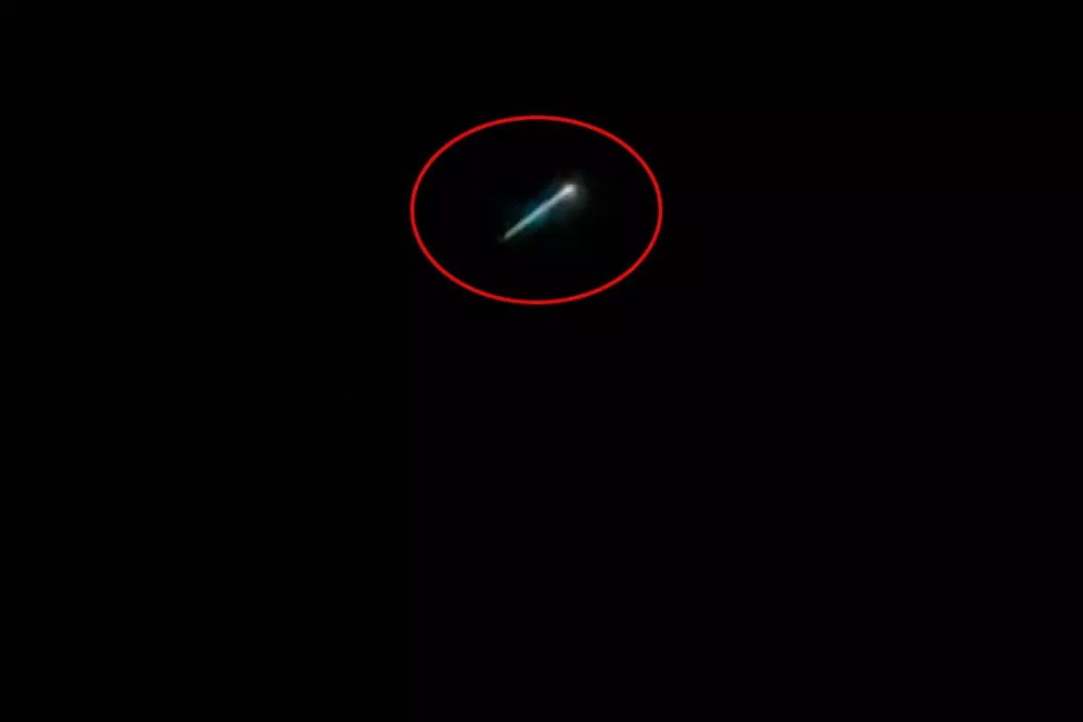 İSTANBUL SEMALARINDA SIR DOLU IŞIK! VATANDAŞLAR TELEFONLARA KOŞTU