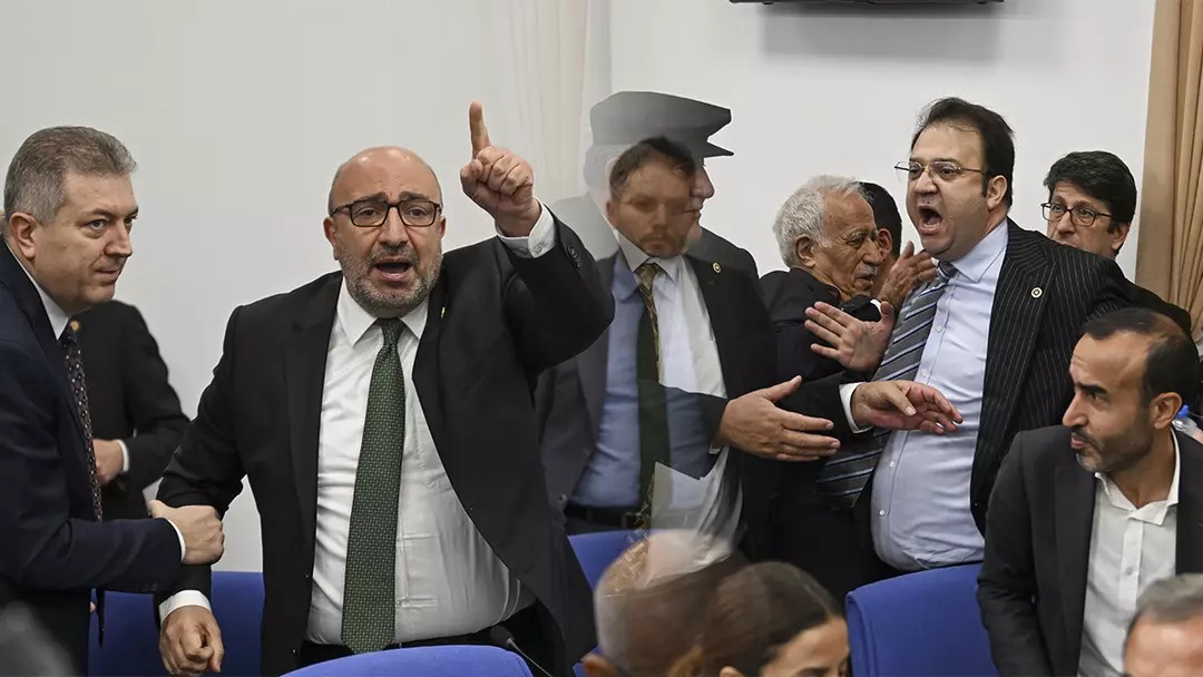 MECLİS'TE GERGİN ANLAR! CHP’Lİ VEKİLDEN PARTİLİLERİNE SERT ÇIKIŞ: “NEREM SABIKALI?”