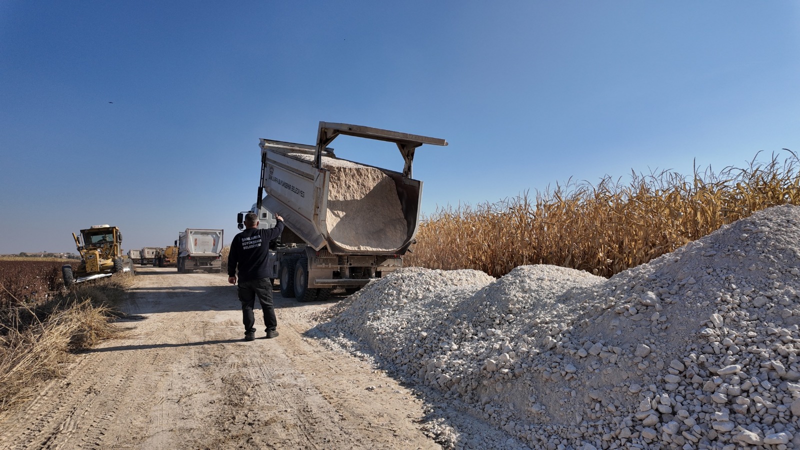  BÜYÜKŞEHİR, SURUÇ KIRSALINDA YOL KONFORUNU ARTIRIYOR