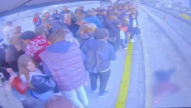Metrobüs Durağında Dehşet Anları: Bayılan Kız Metrobüsün Önüne Düştü