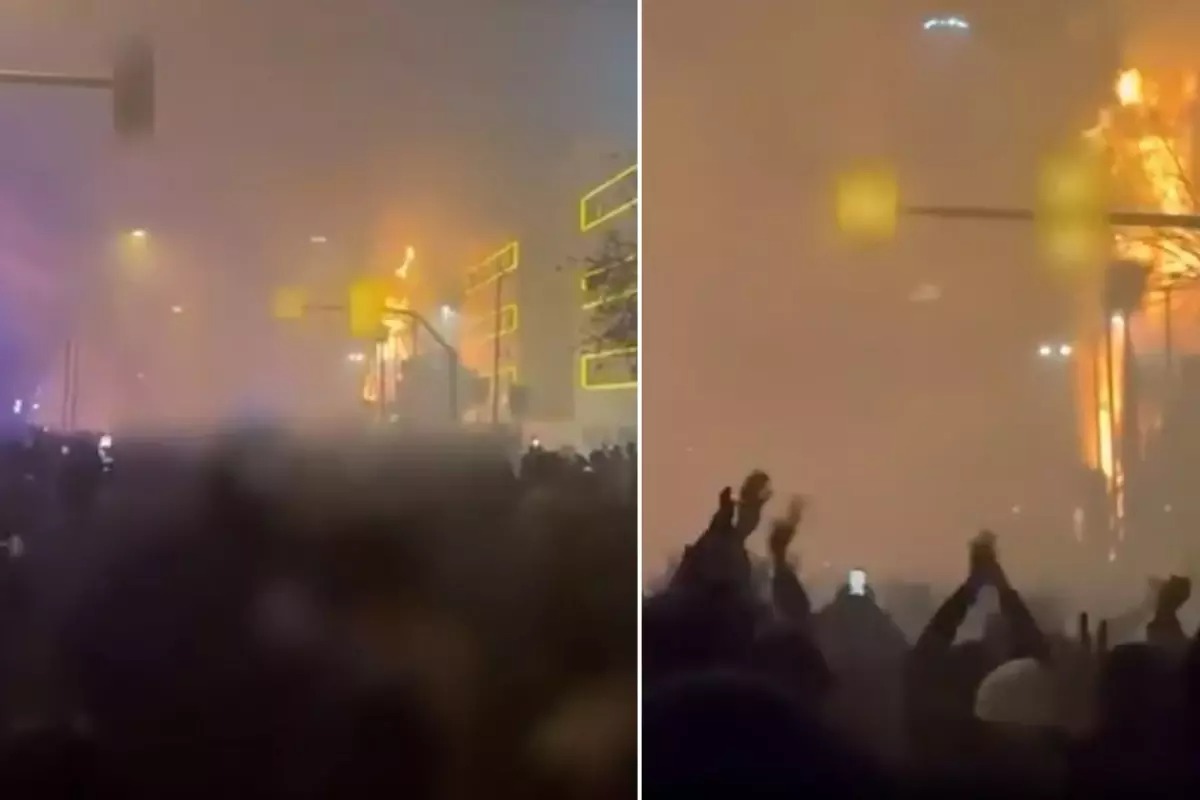 İRAN’DA GERİLİM TIRMANIYOR: PROTESTOCULAR HÜKÜMET BİNASINI ATEŞE VERDİ