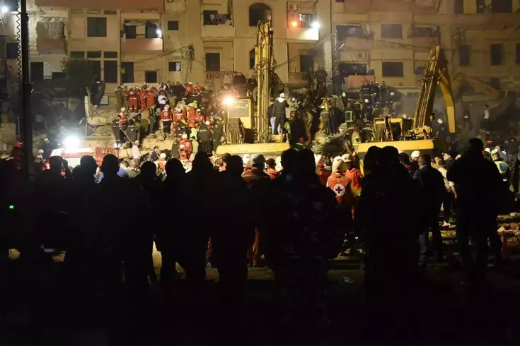 TRABLUSŞAM’DA BİNA ÇÖKÜŞÜ FACİASI: BİRBİRİNE BİTİŞİK İKİ BİNA YIKILDI, 13 KİŞİ HAYATINI KAYBETTİ