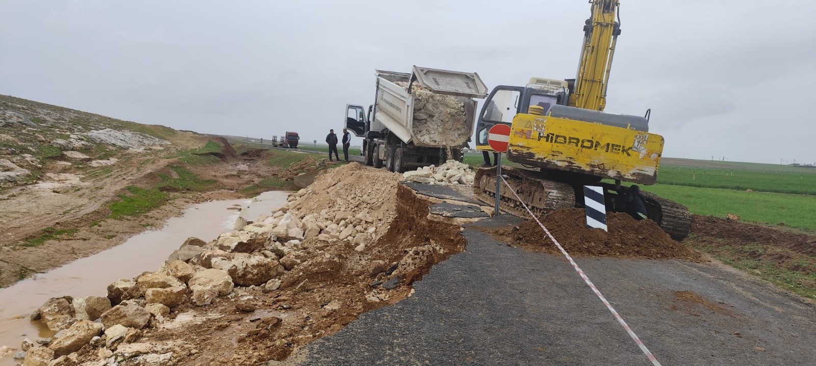 BÜYÜKŞEHİR EKİPLERİ, SELİN ZARARINI GİDERMEK İÇİN SAHADA