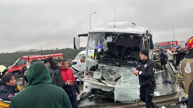 İSTANBUL’DA POLİS SERVİSİ KAZASI: 1 ŞEHİT, ÇOK SAYIDA YARALI