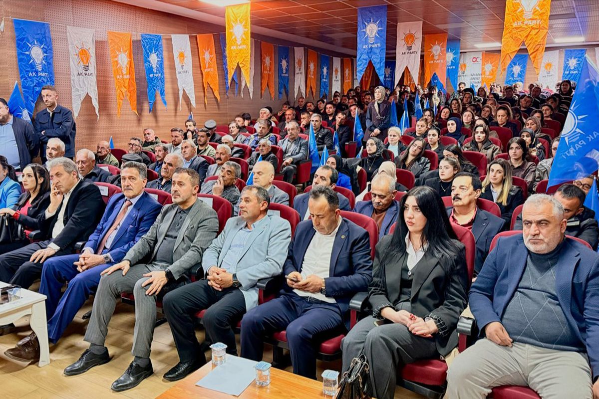 SİYASETTE DİKKAT ÇEKEN GEÇİŞ! 35 İSİM AK PARTİ’YE KATILDI