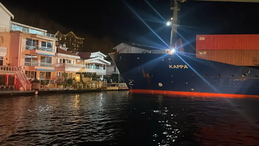 İstanbul Boğazı’nda Korku Dolu Anlar: Dev Gemi Yalıya Metreler Kala Durdu