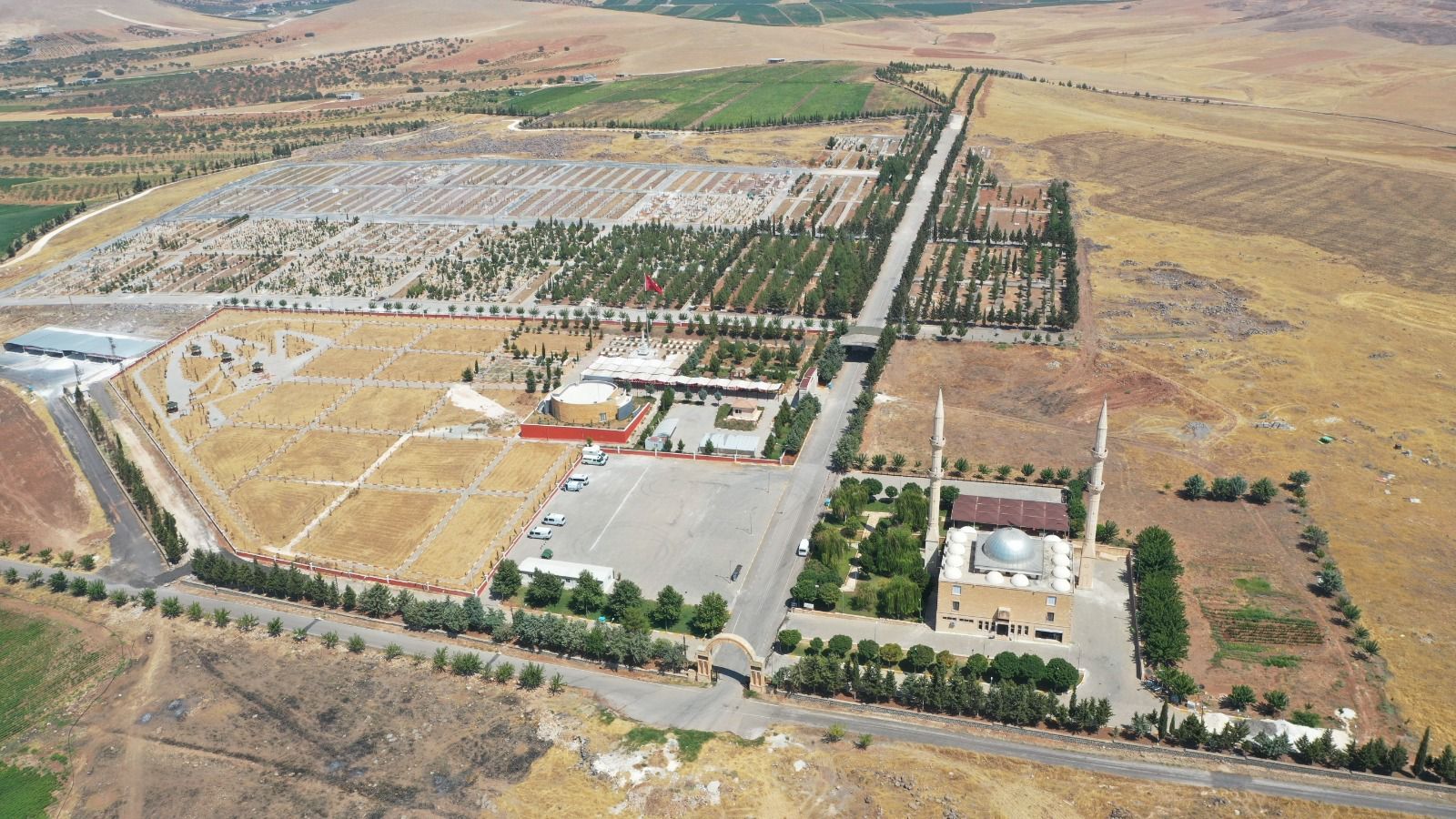 Yeni Asri Mezarlık’ta Yollar Yenileniyor: Sıcak Asfalt Çalışması Başladı