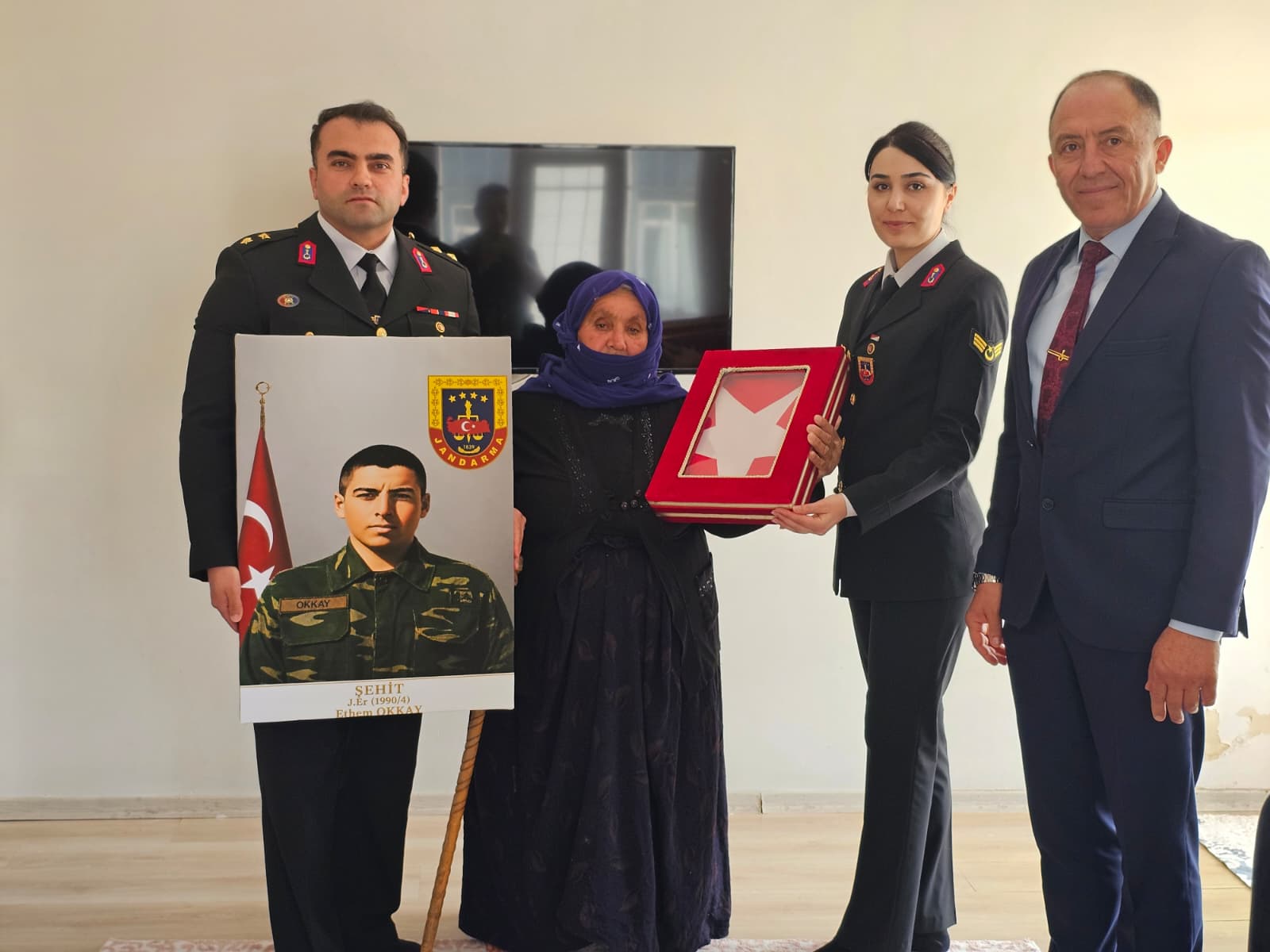 JANDARMADAN ŞEHİT ANNESİNE ANLAMLI BAYRAM ZİYARETİ: "EMANETİNİZ BAŞIMIZIN ÜSTÜNE" 
