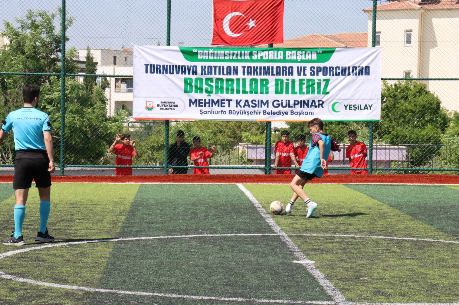 GENÇLER SAHAYA İNDİ, FUTBOL HEYECANI BAŞLADI