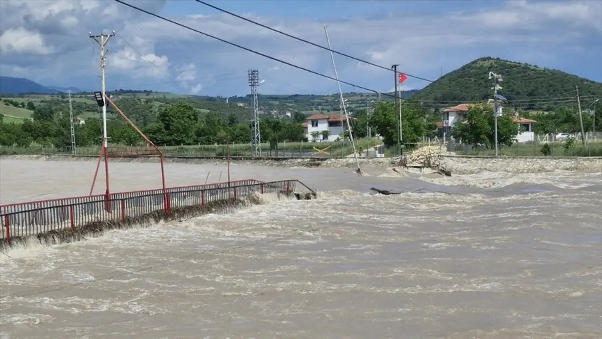 33 Yıl Sonra Taştı! Tokat’ta Sel Alarmı: Vatandaşlar Araçlarını Ağaca Bağladı