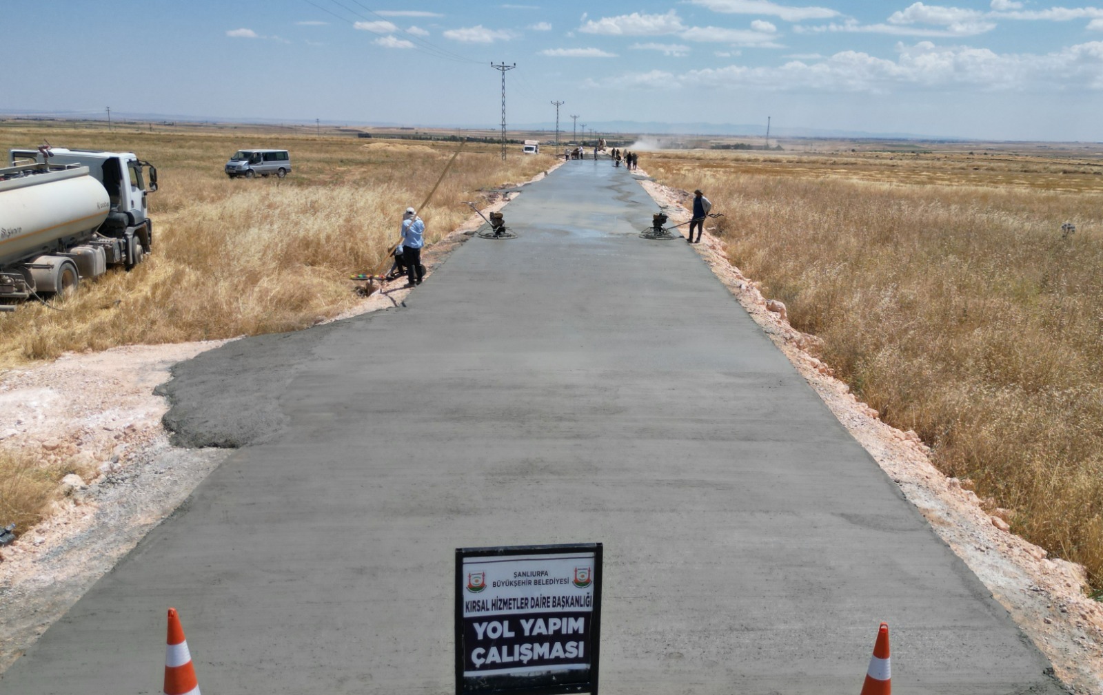 ÜÇ İLÇEYİ BİRBİRİNE BAĞLAYAN 17 KİLOMETRELİK GÜZERGÂHTA BETON YOL ÇALIŞMALARI SÜRÜYOR