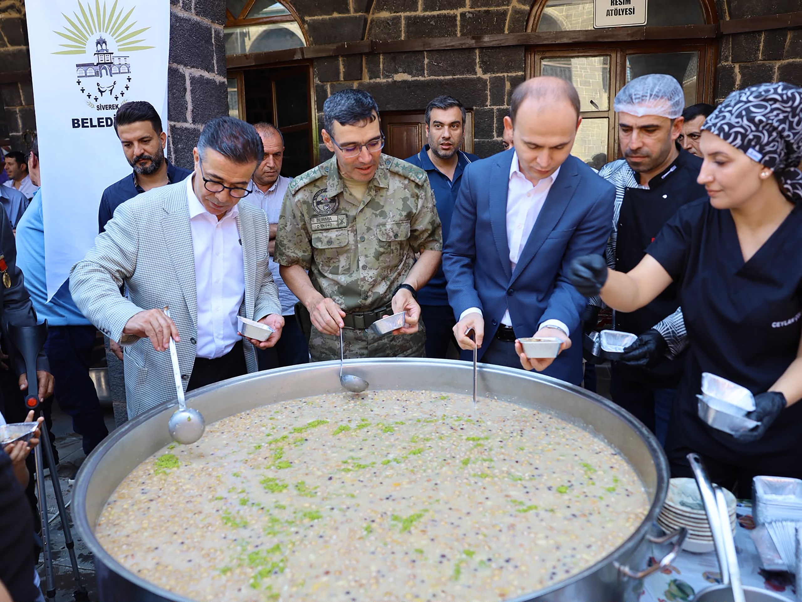 SİVEREK'TE MUHARREM BEREKETİ! ÜÇ NOKTADA AŞURE İKRAMI