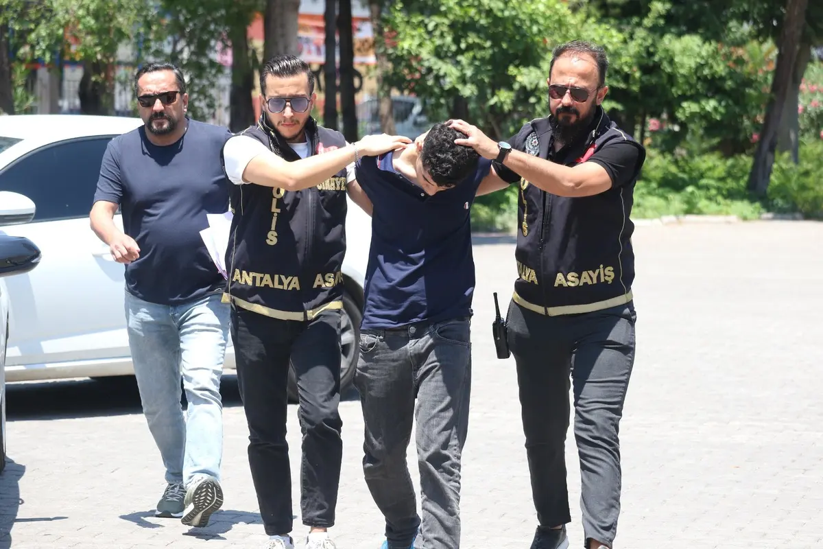 ANTALYA'DA DEHŞET! "ŞEYTAN ÇIKARACAĞIM" DİYEREK İKİ ABLASINA SALDIRDI