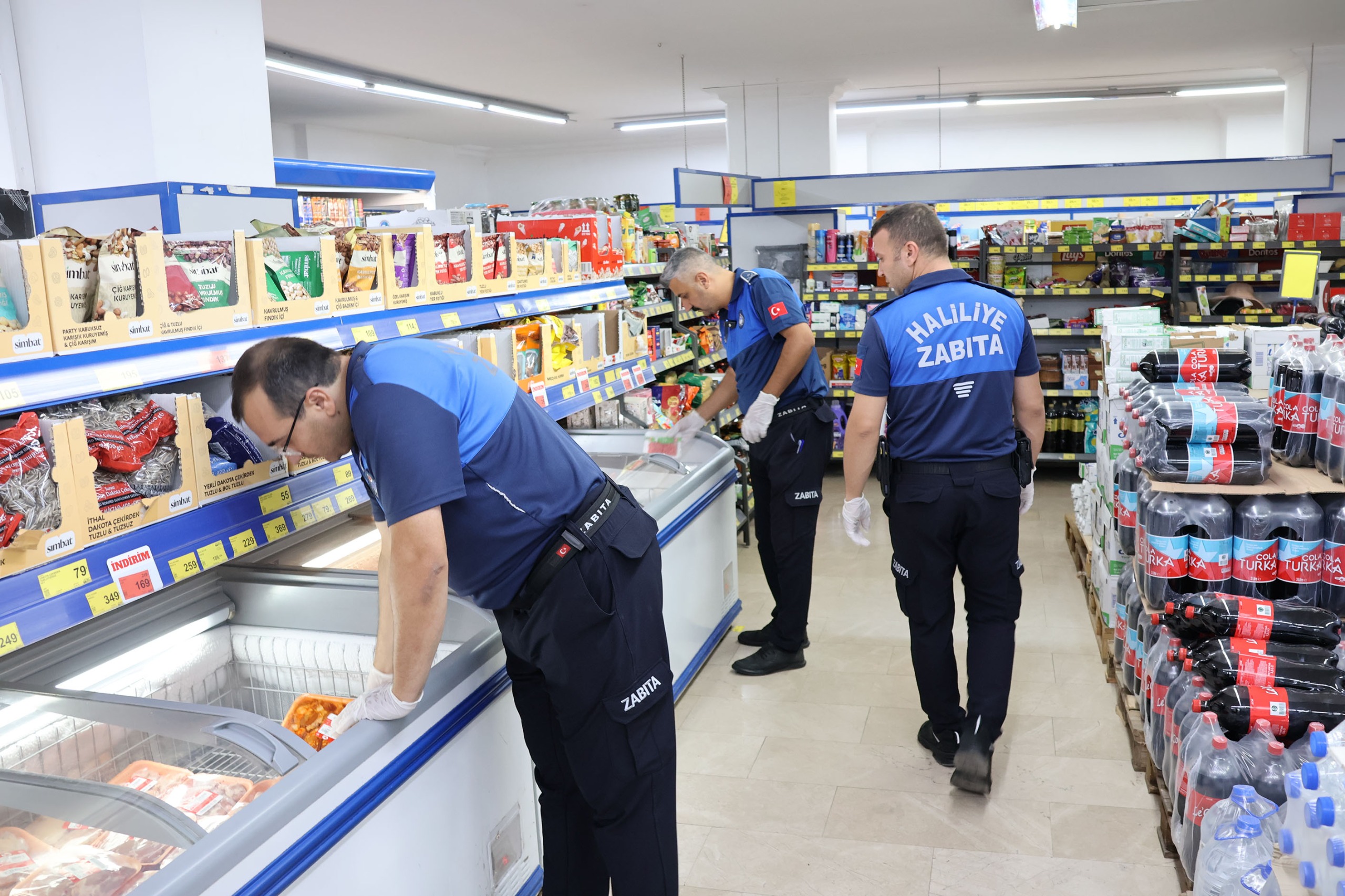 HALİLİYE'DE MARKETLERE SIKI DENETİM! ZABITADAN FİYAT VE SON KULLANMA TARİHİ KONTROLÜ