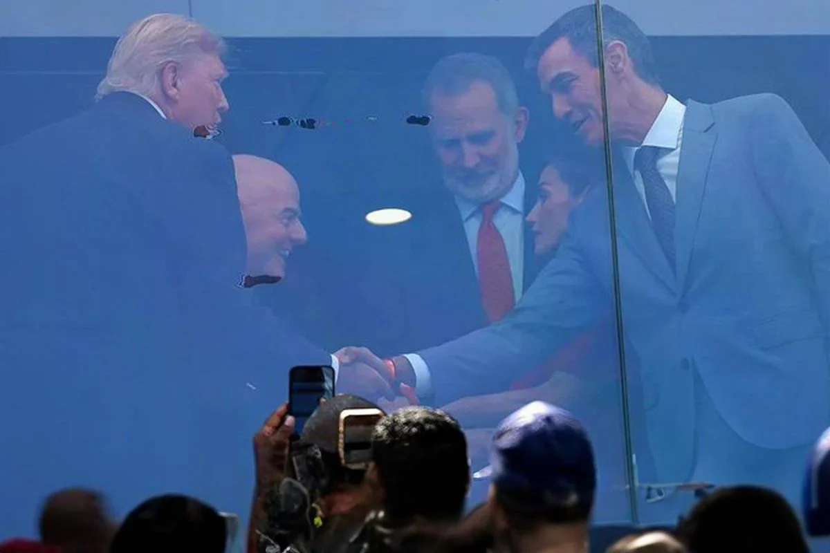 Trump ile Sanchez Dünya Kupası Finalinde Tokalaştı: Diplomatik Gerilimin Ardından Dikkat Çeken Kare