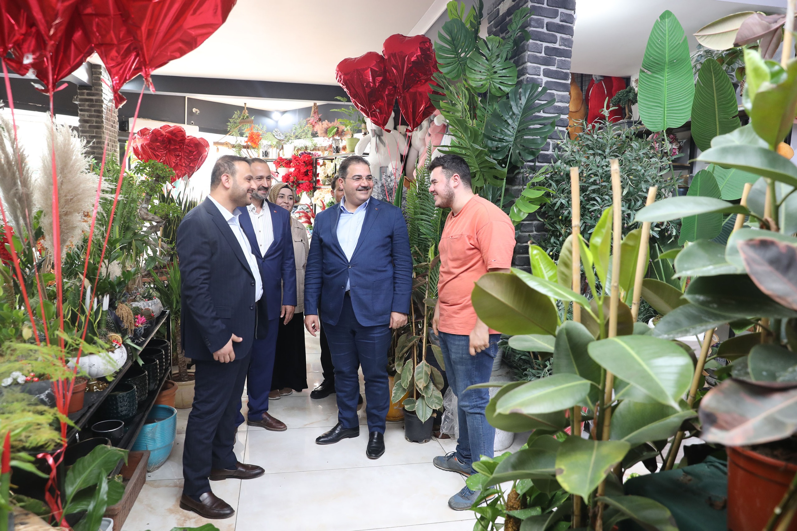 BAŞKAN CANPOLAT SAHAYA İNDİ! TEŞKİLATLA BULUŞTU, ESNAFIN TALEPLERİNİ DİNLEDİ