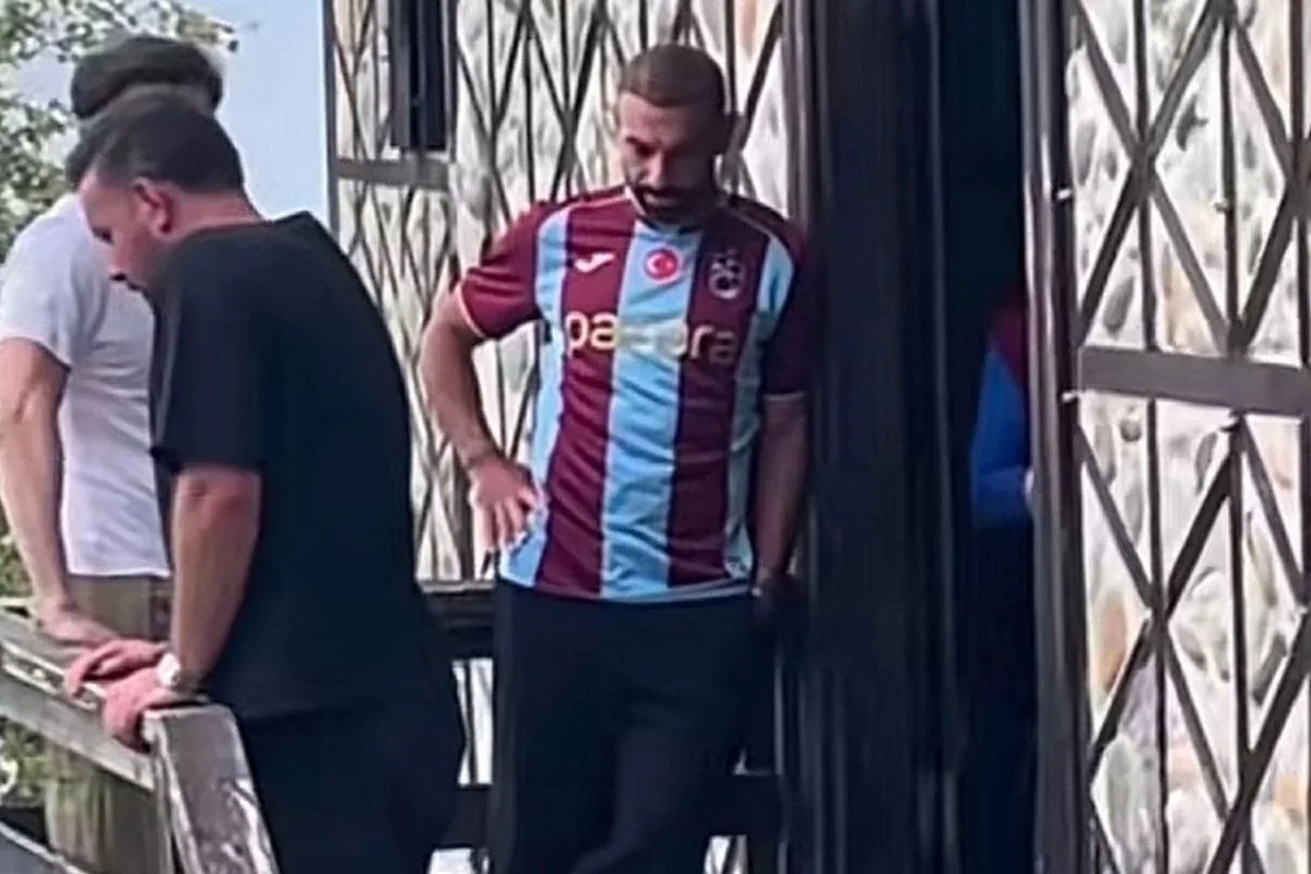 SALAH’IN TRABZON’DAKİ GÖRÜNTÜSÜ GÜNDEM OLDU! TUVALET SIRASI BEKLEDİĞİ İDDİA EDİLDİ 🚽⚽