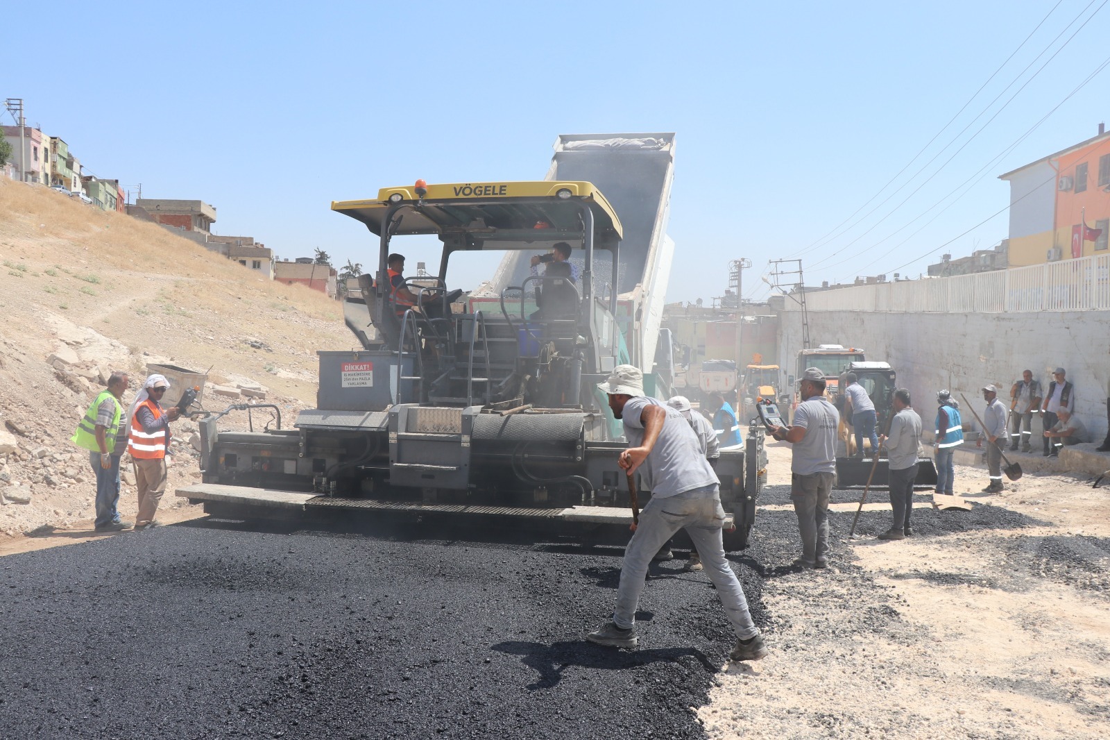 ŞEYH MAKSUT TÜRBE YOLU SICAK ASFALTLA YENİLENDİ