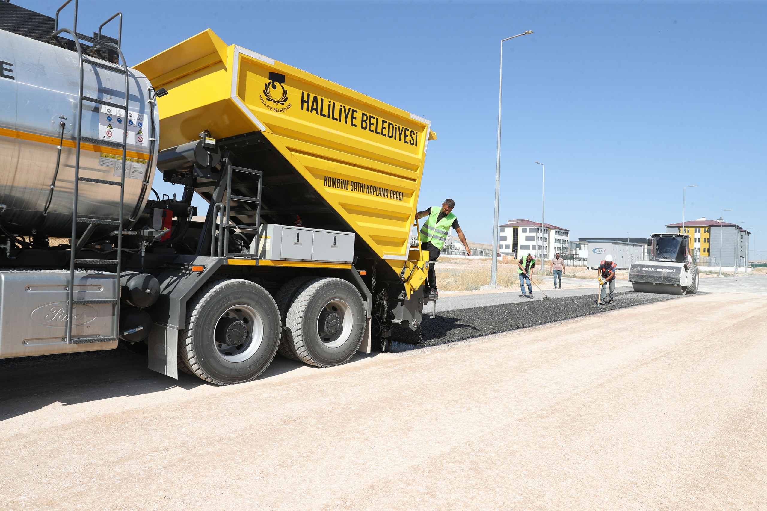 HALİLİYE’DE ASFALT DEVRİMİ: BELEDİYE KENDİ ASFALTINI ÜRETİP YOLLARI YENİLİYOR