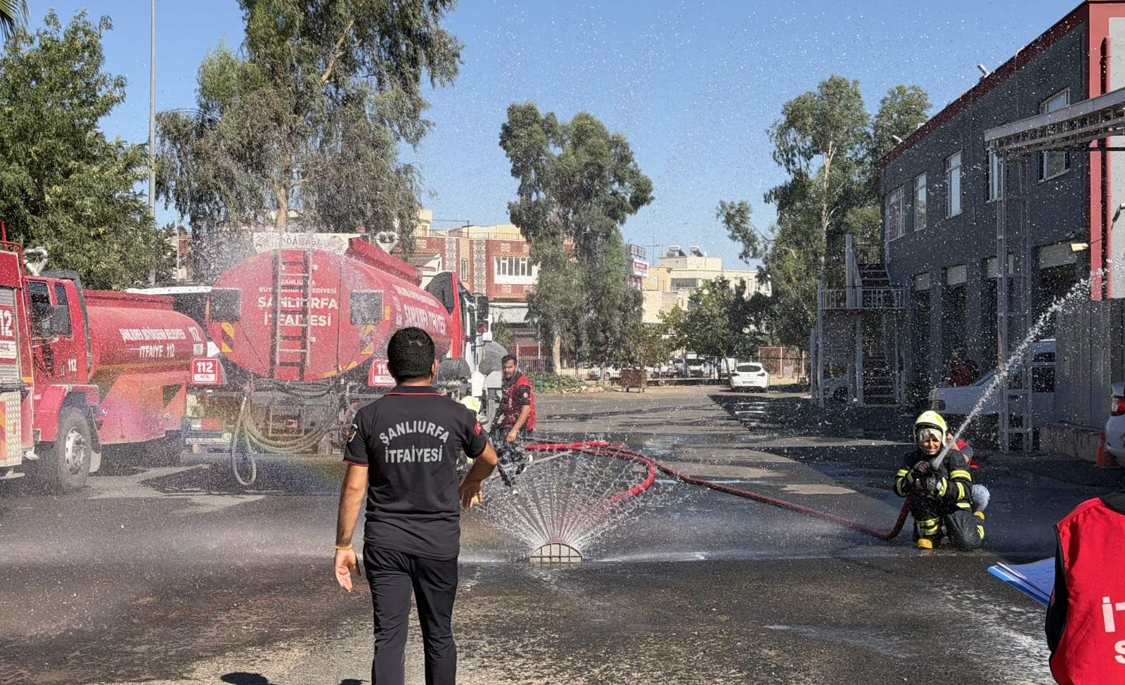 ŞANLIURFA’DA GELECEĞİN İTFAİYECİLERİ ZORLU TATBİKATLARLA SAHAYA HAZIRLANDI