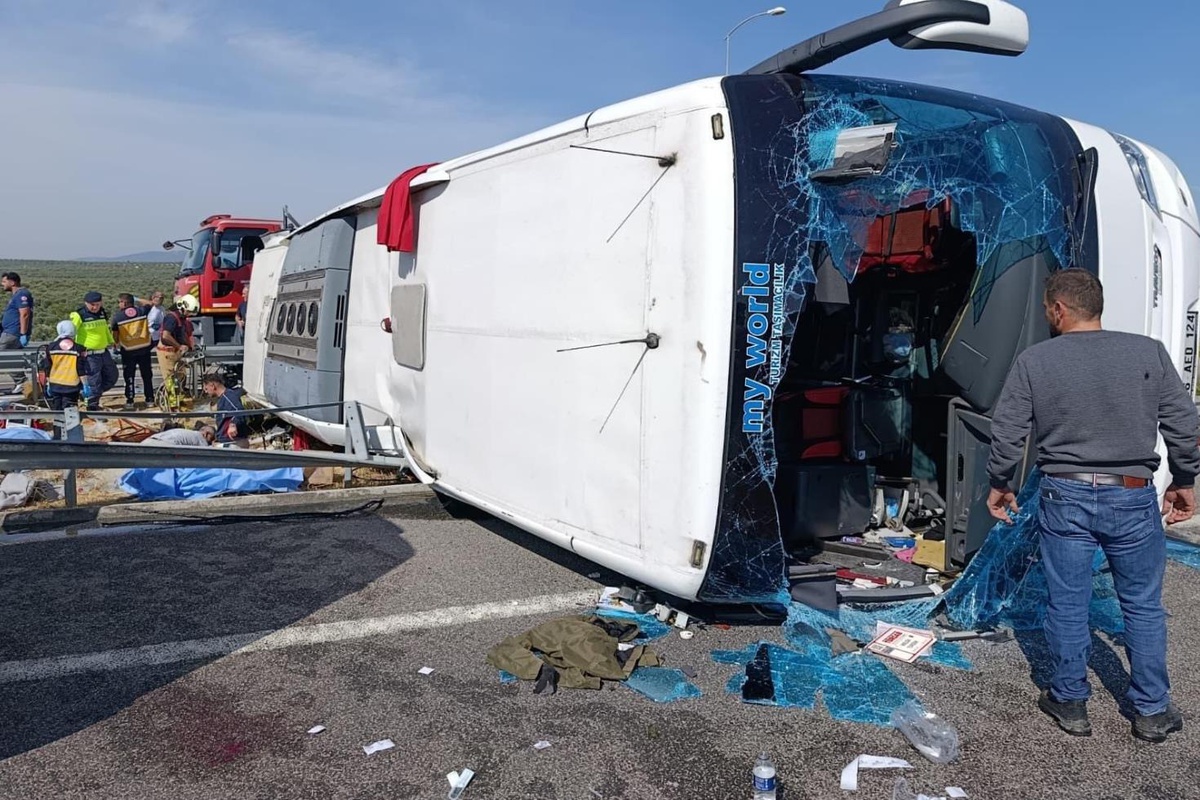 MANİSA’DA FECİ KAZA: 11 KİŞİ HAYATINI KAYBETTİ, 27 KİŞİ YARALANDI