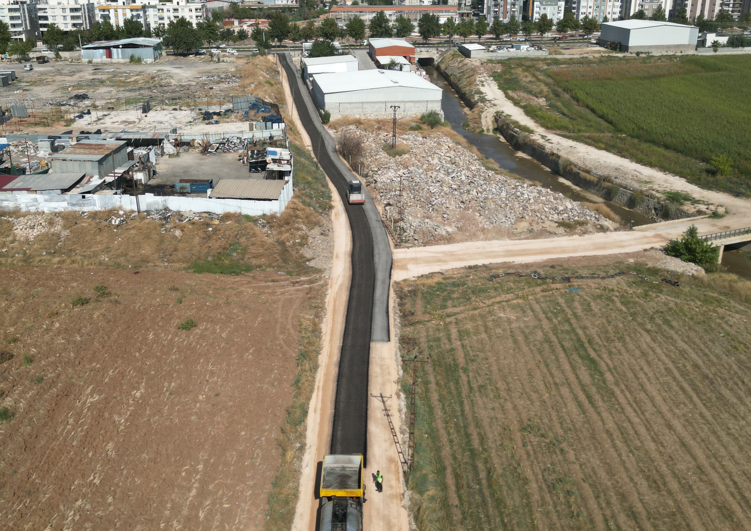 HALİLİYE’DE ASFALT VE PARKE MESAİSİ SÜRÜYOR
