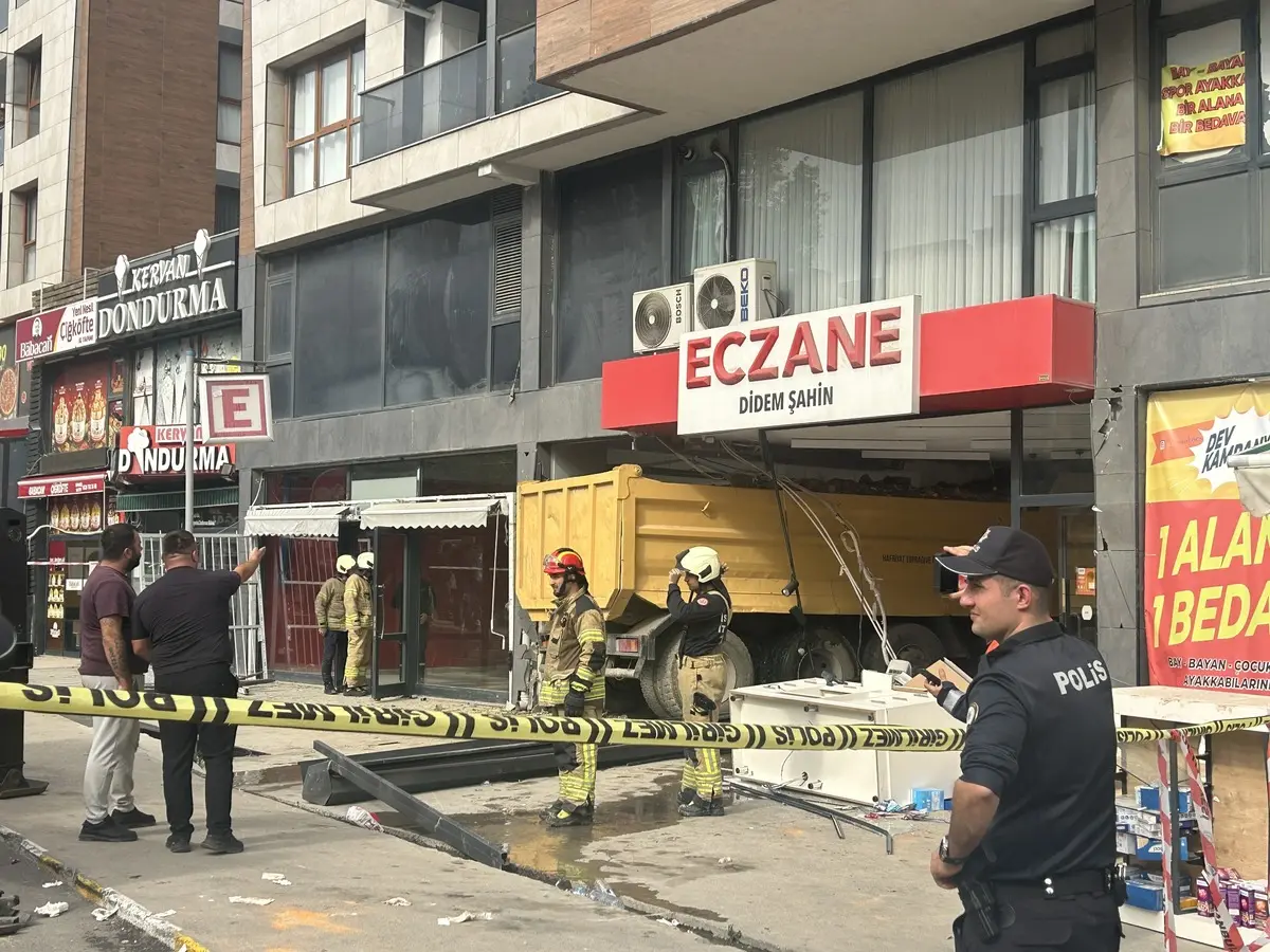 PENDİK’TE DEHŞET ANLARI! FRENİ BOŞALAN KAMYON ECZANEYE DALDI: 6 YARALI