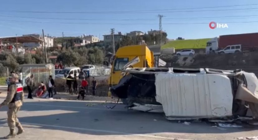 Hatay’da yolcu servisi park halindeki tıra çarptı: 6 ölü, 8 yaralı;