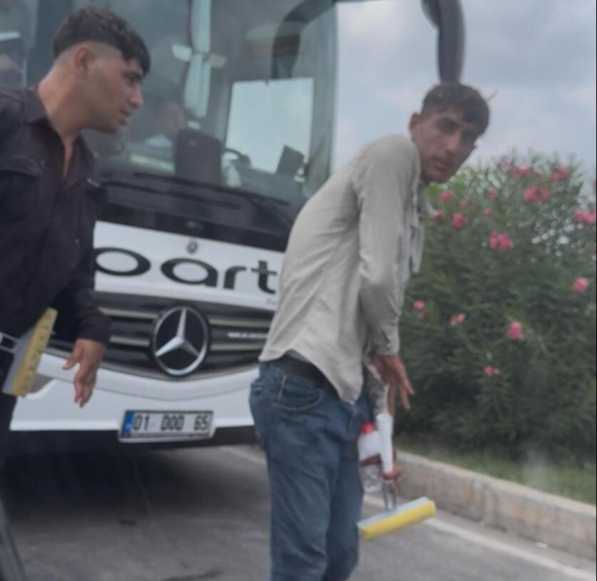 ADANA'DA TRAFİKTE ZORLA CAM SİLEN ŞAHISLAR, SÜRÜCÜLERİN KABUSU HALİNE GELDİ!;