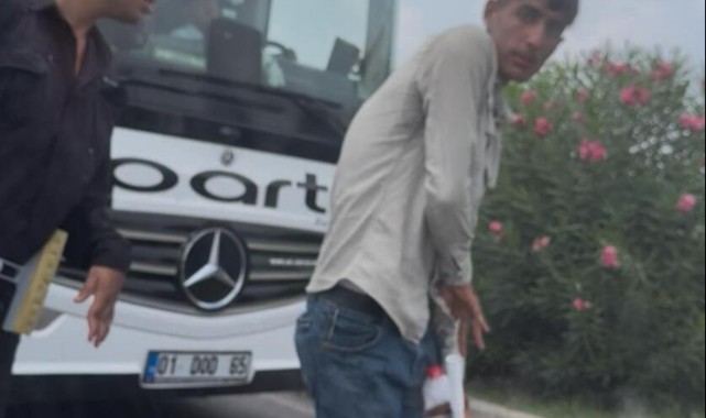 ADANA'DA TRAFİKTE ZORLA CAM SİLEN ŞAHISLAR, SÜRÜCÜLERİN KABUSU HALİNE GELDİ!
