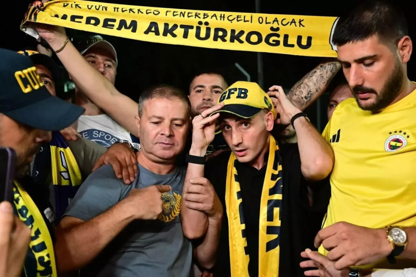 UÇAKTAN İNDİ, İLK CÜMLESİ OLAY OLDU: SARI-KIRMIZILILAR ÇILDIRDI!;