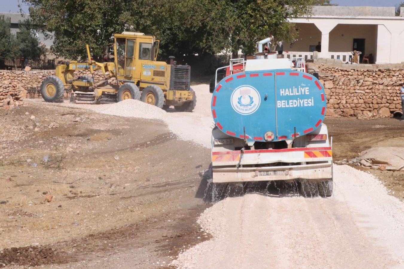 HALİLİYE’DE KIRSAL MAHALLELER YENİ YOLLARINA KAVUŞUYOR