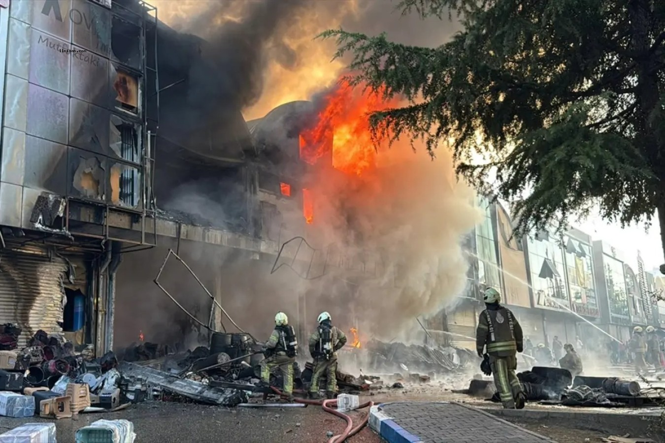 İstanbul’un Kalbinde Korkutan Yangın: 17 İş Yeri Küle Döndü!;