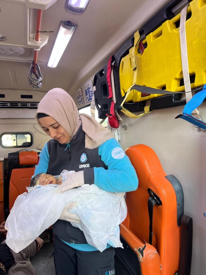 Ambulansta doğum yapan Anne çocuğuna Doğumu gerçekleştiren Ambulansta görevli Umke personelinin adını koydu;