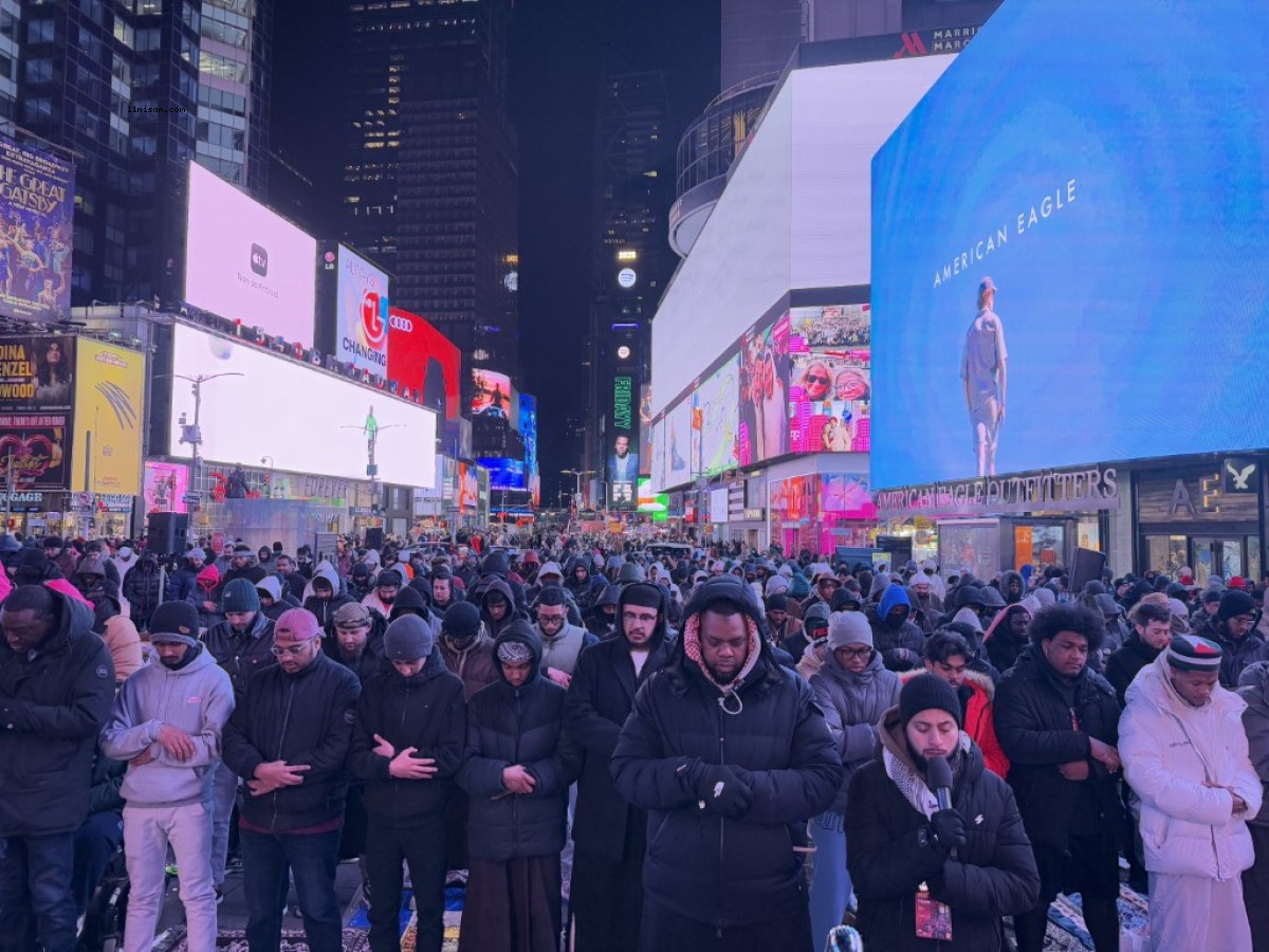 New York Times Meydanı’nda teravih namazı;