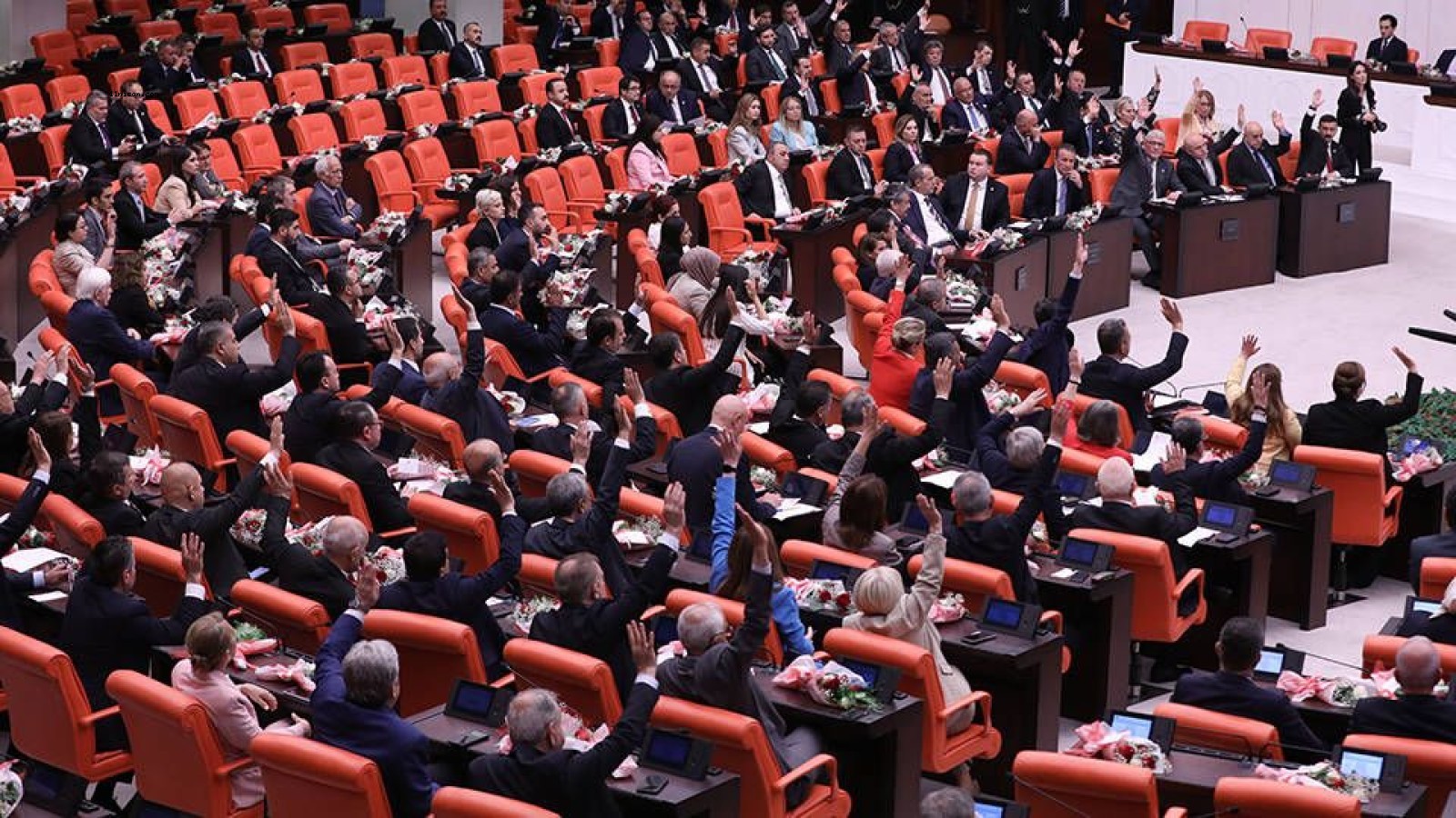 “Mülakatlar kaldırılsın” önerisi AK Parti ve MHP'nin oylarıyla reddedildi;