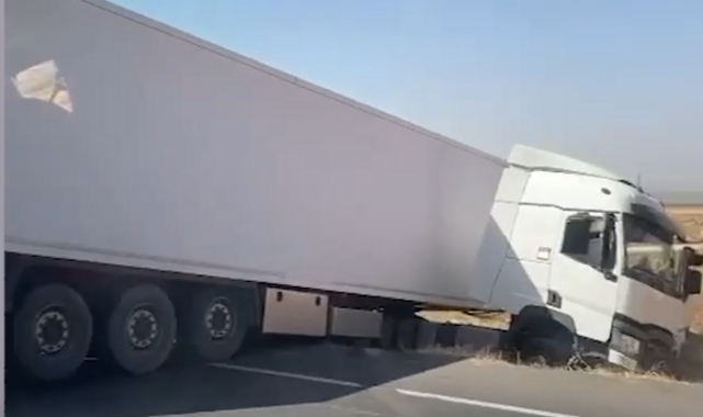 Urfa'da tır dorsesi yolu trafiğe kapattı
