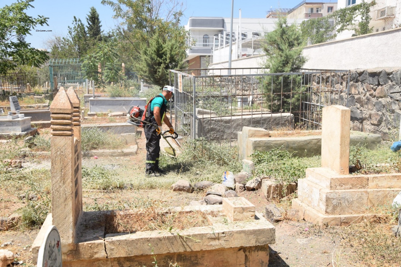 Viranşehir’de bayram öncesi mezarlıklar temizlendi;