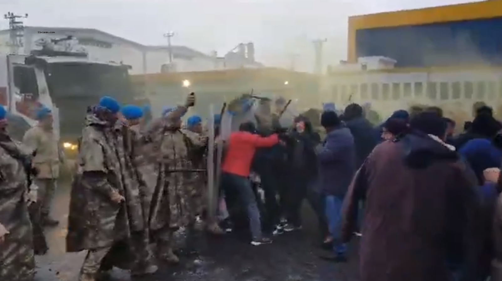 Urfa’da jandarma eylem yapan işçilere müdahale etti! 22 gözaltı