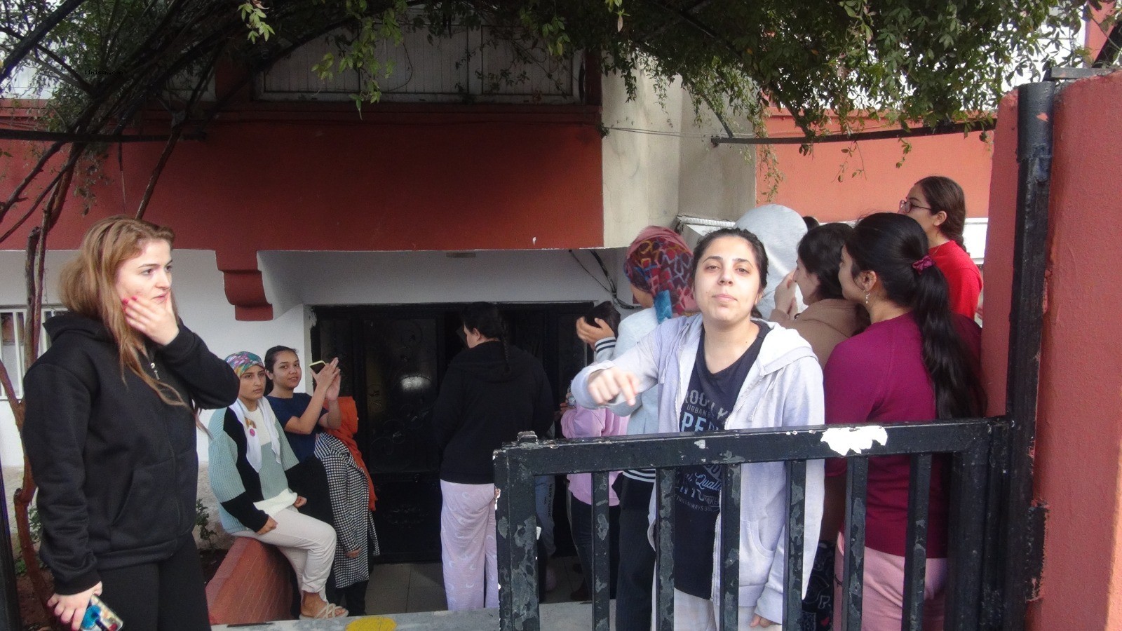 Urfa’da kız yurdunda ‘çıkmıyoruz’ protestosu!;