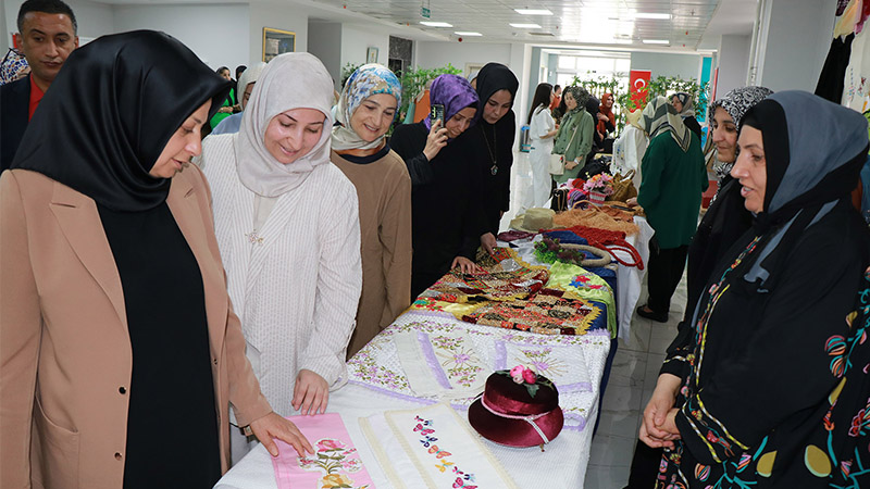 Haliliye Belediyesi ile üreten kadınların el emekleri sergilendi;
